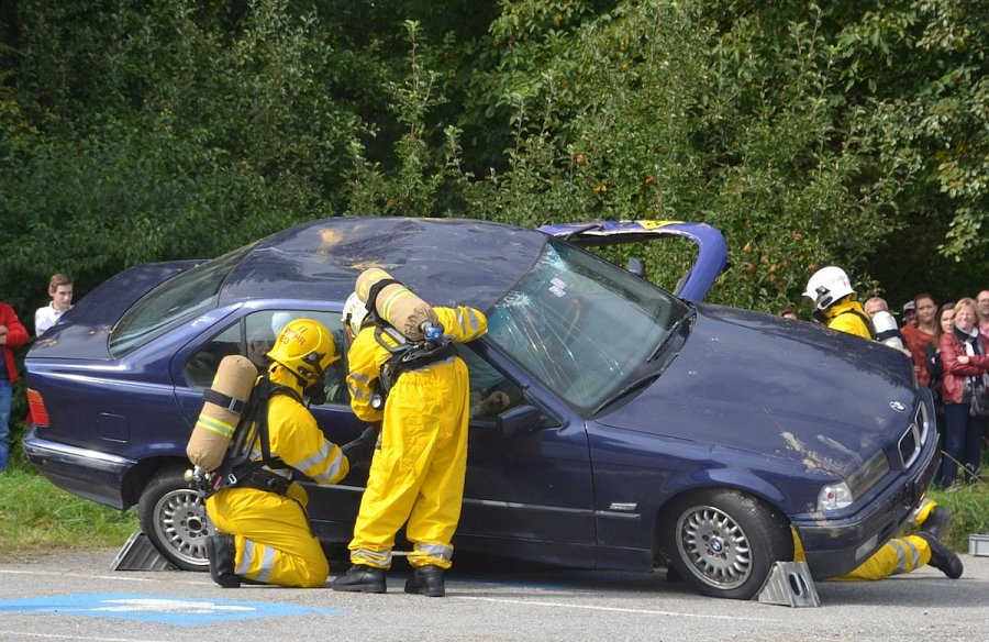 Wypadek samochodowy i strażacy